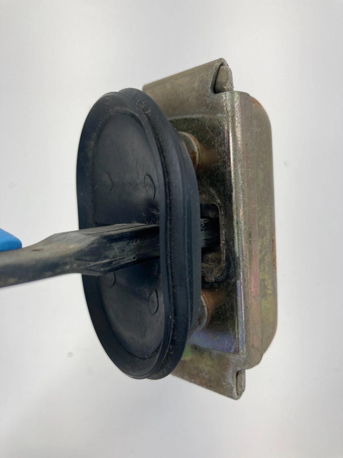 2000-2006 CHEVY TAHOE REAR LEFT SIDE DOOR CHECK STOP STOPPER DETENT 15173409 OEM