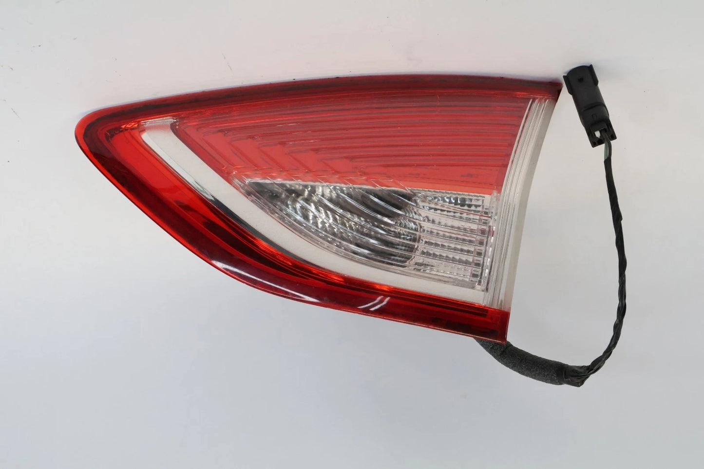 2013-2016 FORD ESCAPE RIGHT SIDE INNER TAIL LIGHT TAILLIGHT CJ5X-15515-A OEM