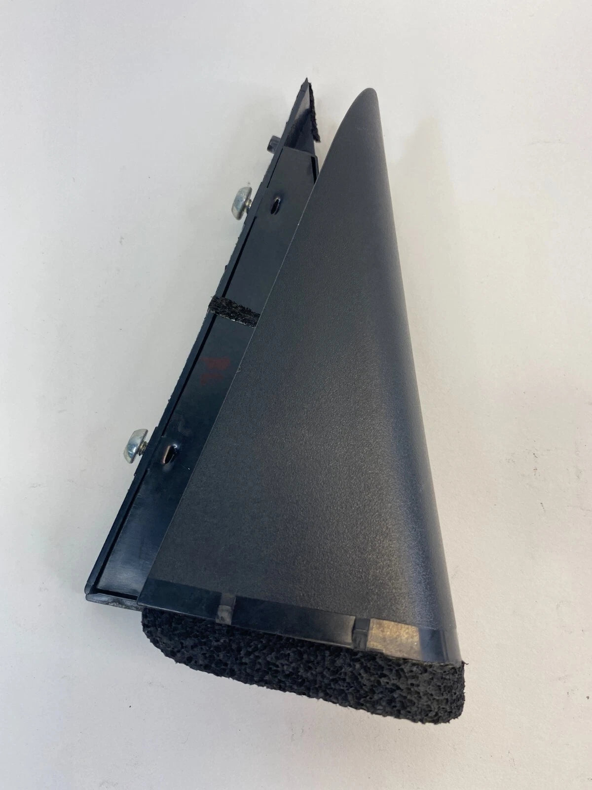 2008-2013 NISSAN ROGUE REAR LEFT SIDE DOOR CORNER WINDOW GLASS COVER CHANNEL OEM