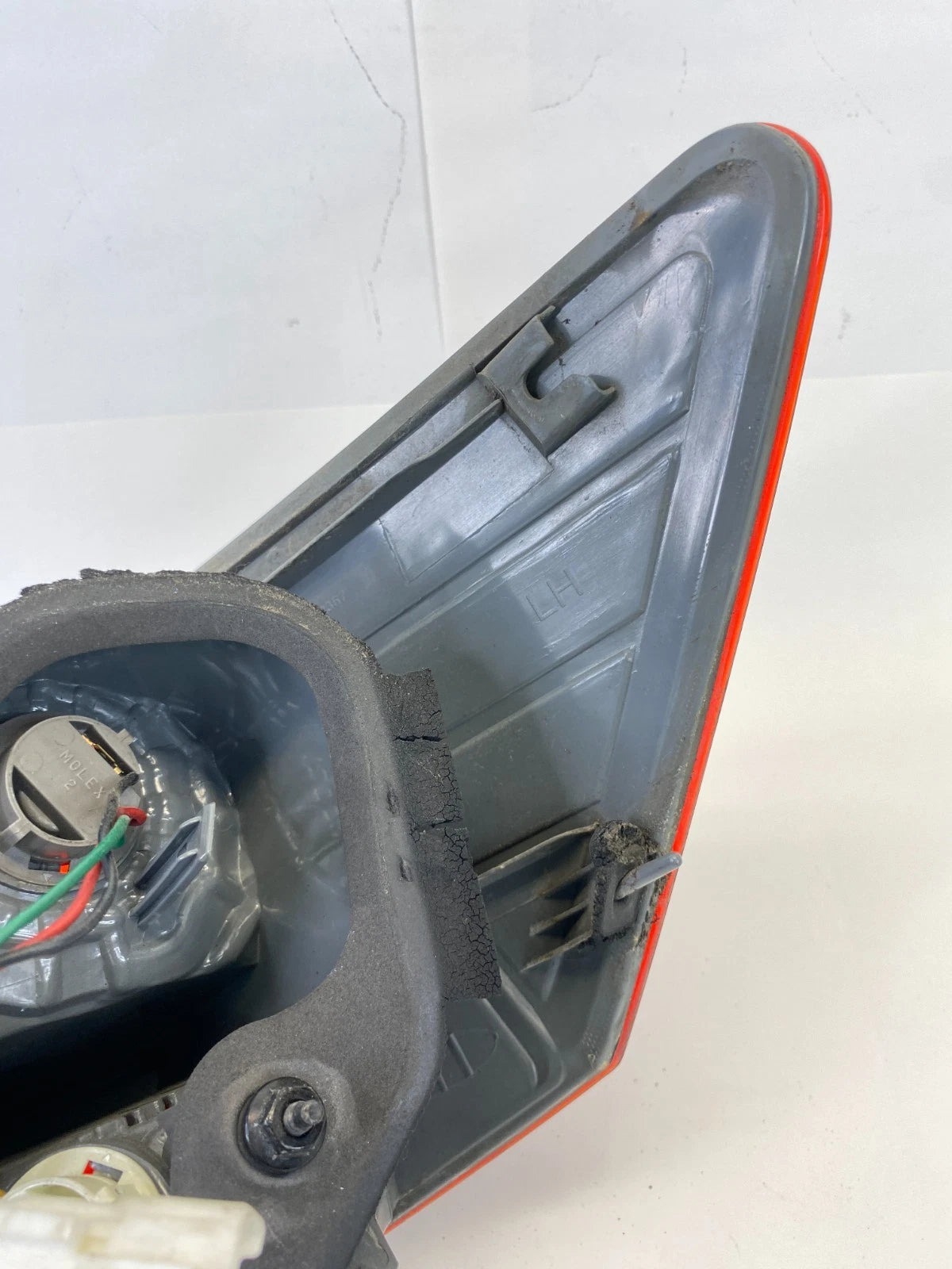 2010-2013 KIA FORTE SEDAN REAR LEFT DRIVER QUARTER PANEL MOUNTED TAILLIGHT LIGHT