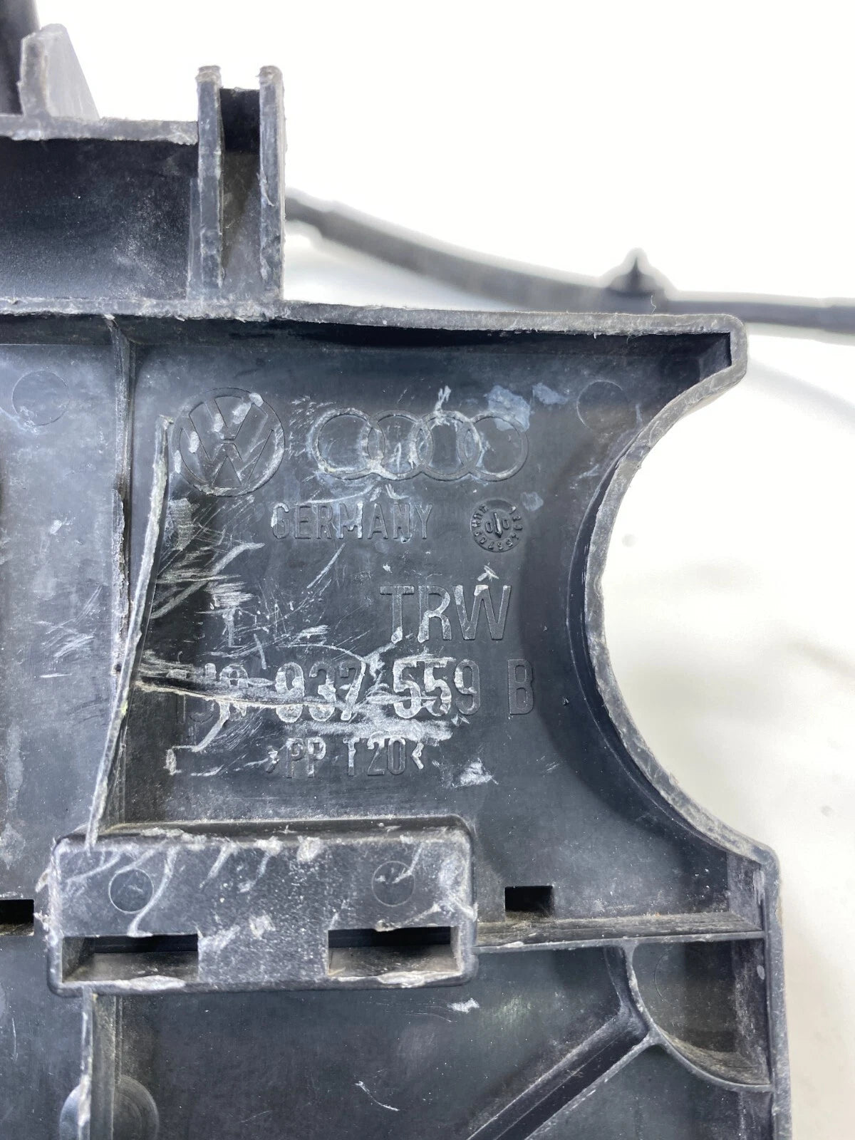 1999-2001 VOLKSWAGEN JETTA 2.8L V6 BATTERY TERMINAL FUSE BOX 1J0-937-559 OEM
