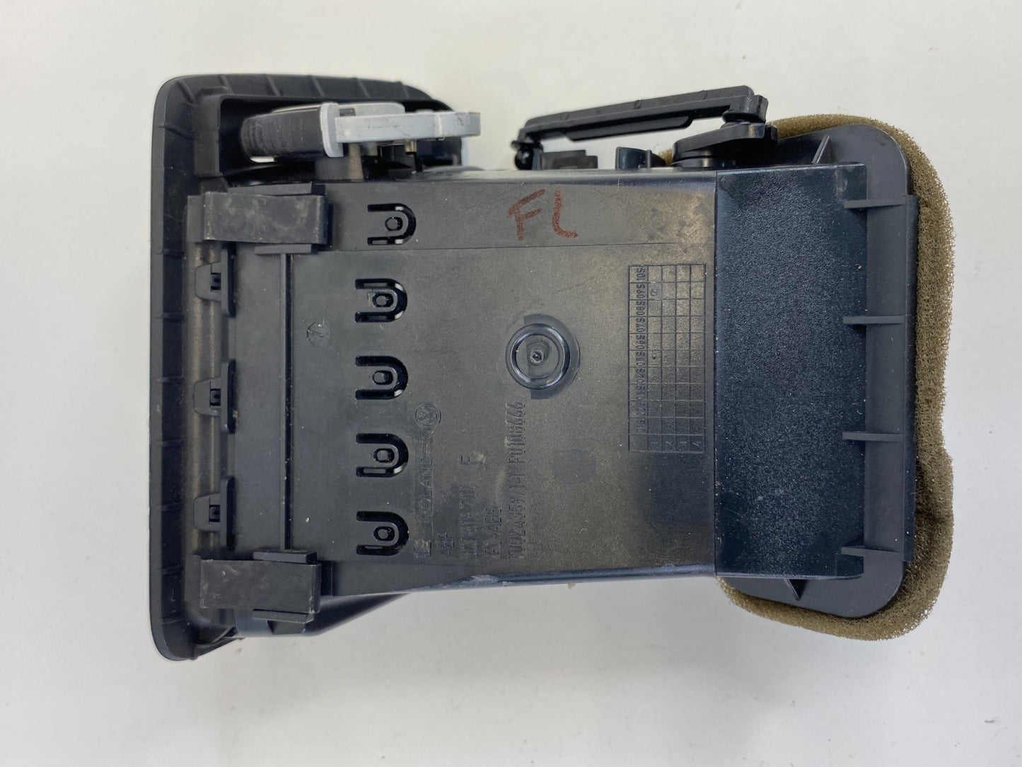 2009-2011 Volkswagen CC Front Left Side Outer Dash Air Vent Grille 3C1-819-701F