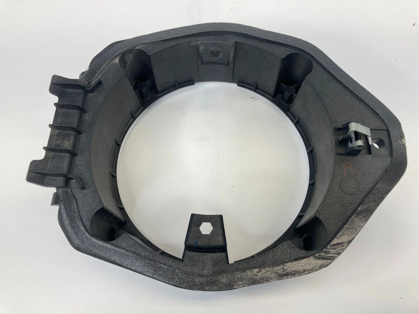 09-17 CHEVY TRAVERSE FRONT LEFT DOOR SPEAKER MOUNT ADAPTER BRACKET 307211001 OEM