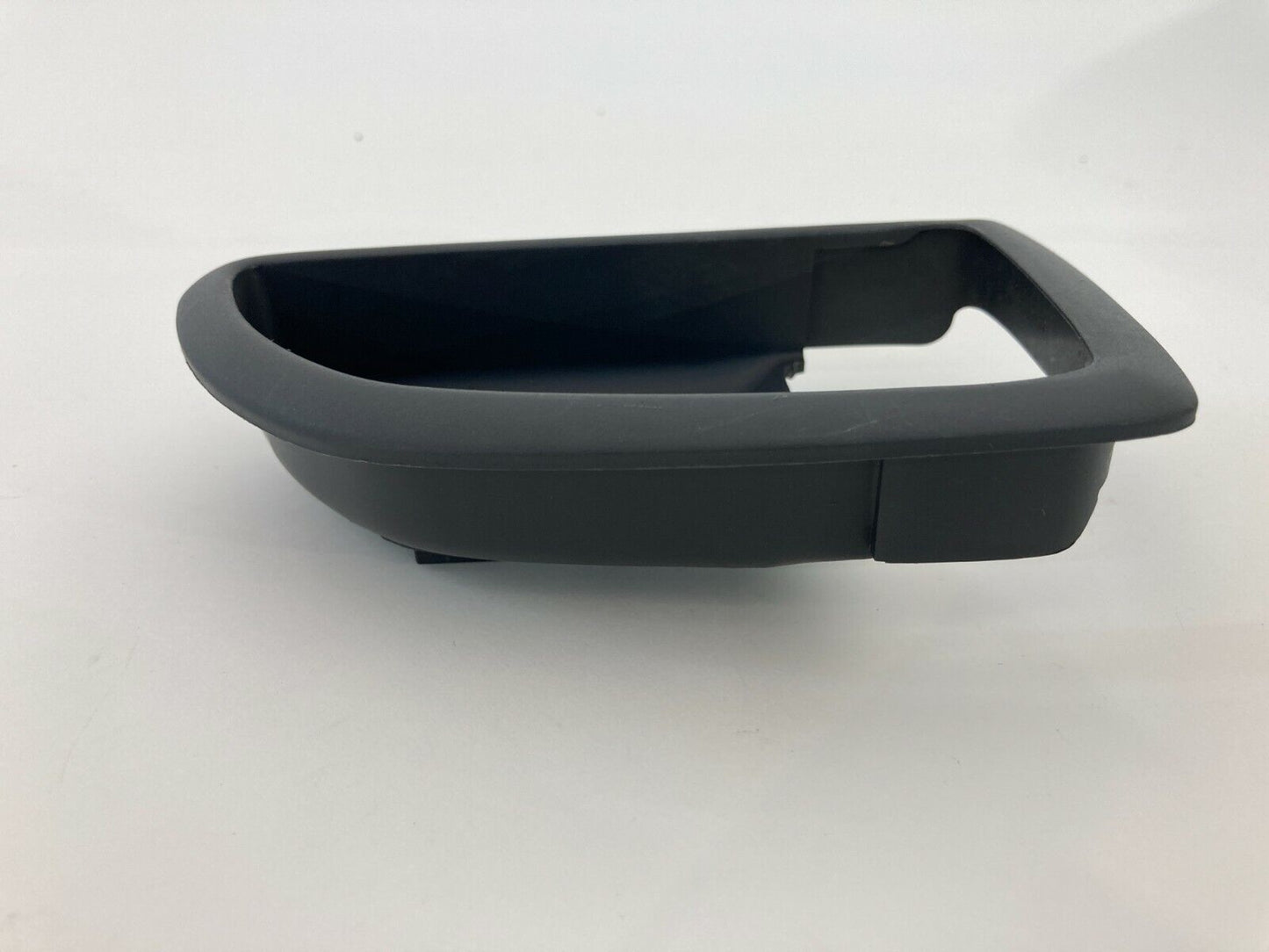 2003-2009 Kia Sorento Front Right Interior Door Handle Bezel Cover 82622-3E000