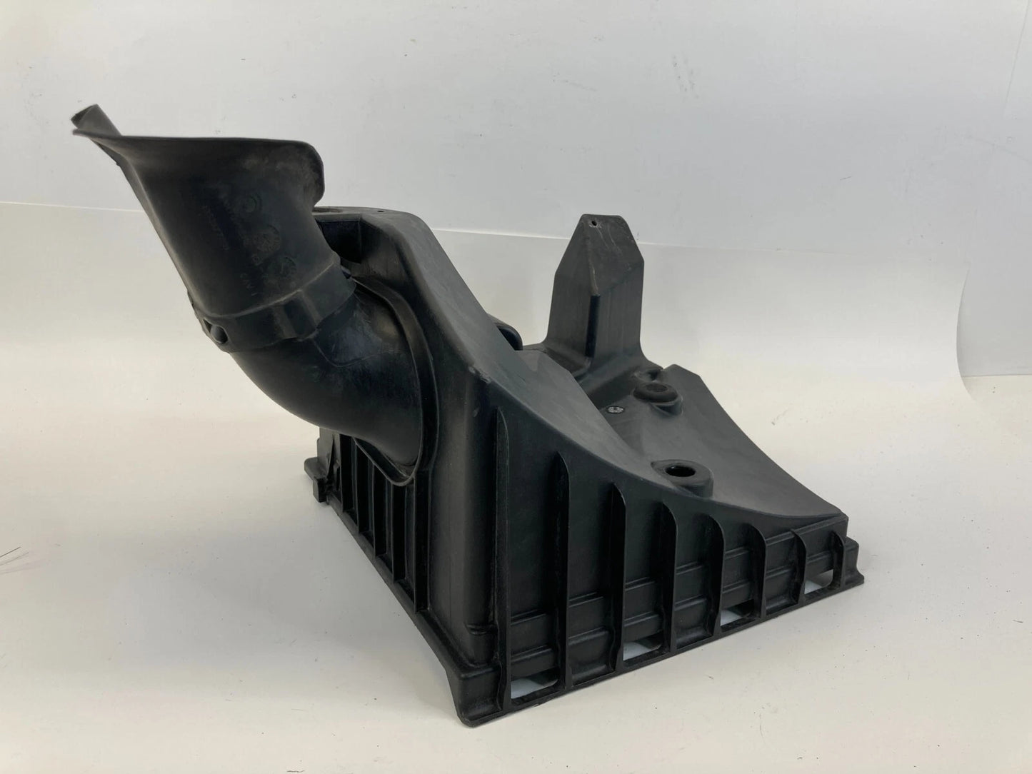 2010-2016 CADILLAC SRX 3.0L AIR CLEANER FILTER BOX LOWER COVER 1027272S01 OEM