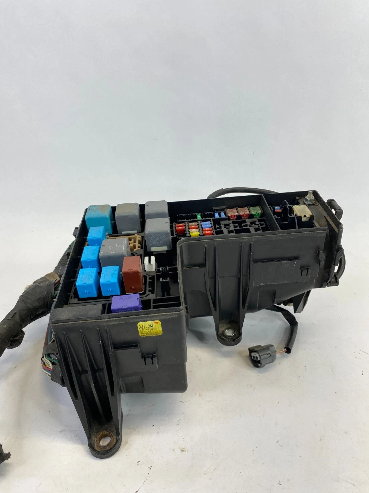 2003-2006 TOYOTA TUNDRA 4.0L V6 A/T ENGINE COMPARTMENT FUSE RELAY JUNCTION BOX