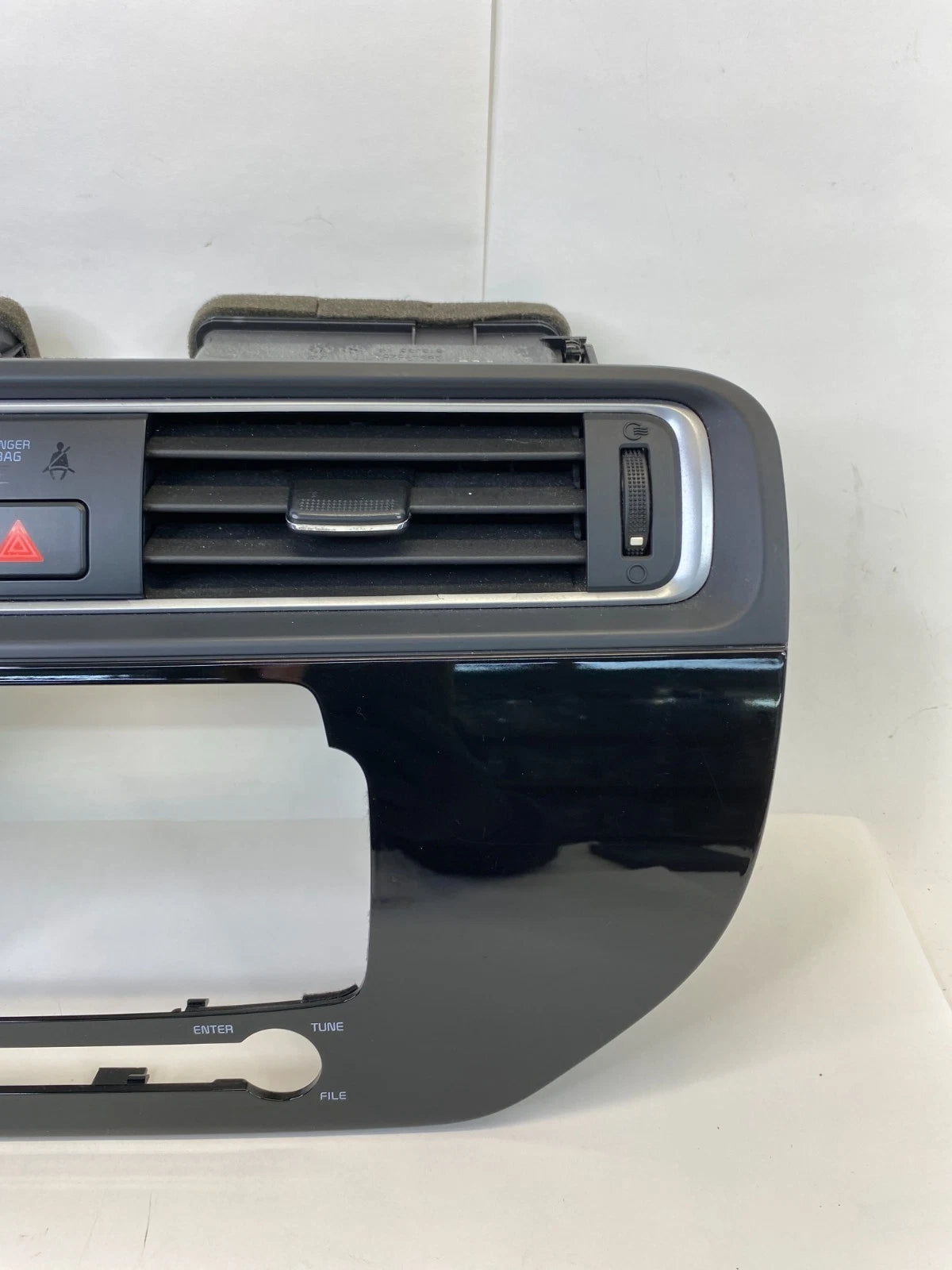 15-17 KIA RIO CENTER DASH RADIO BEZEL A/C AIR VENT W/ HAZARD SWITCH 847401WBB0FH