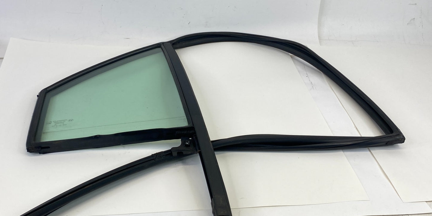 2009 2010 Hyundai Sonata Rear Right Side Quarter Vent Window Glass Fixed OEM