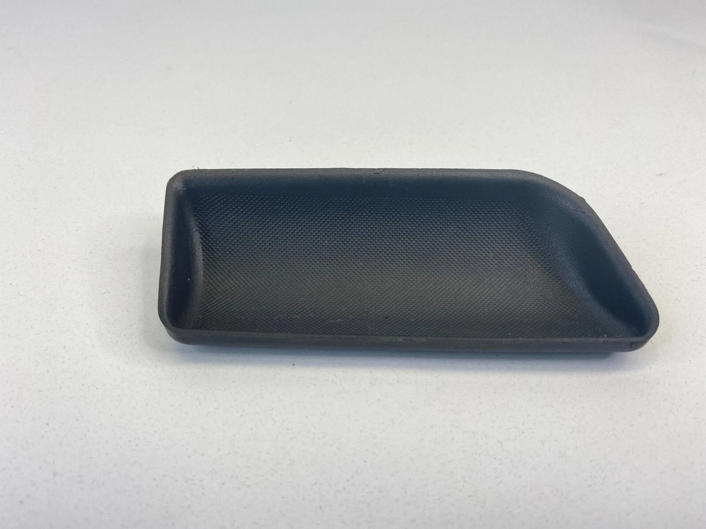 06-13 CHEVROLET IMPALA REAR RIGHT DOOR PANEL SCREW COVER CAP MAT TRIM 10352912