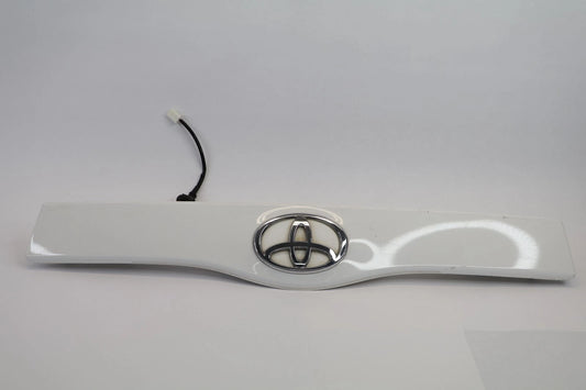 05-09 TOYOTA PRIUS REAR TRUNK LID MOLDING HANDLE GARNISH W EMBLEM 7680147050 OEM