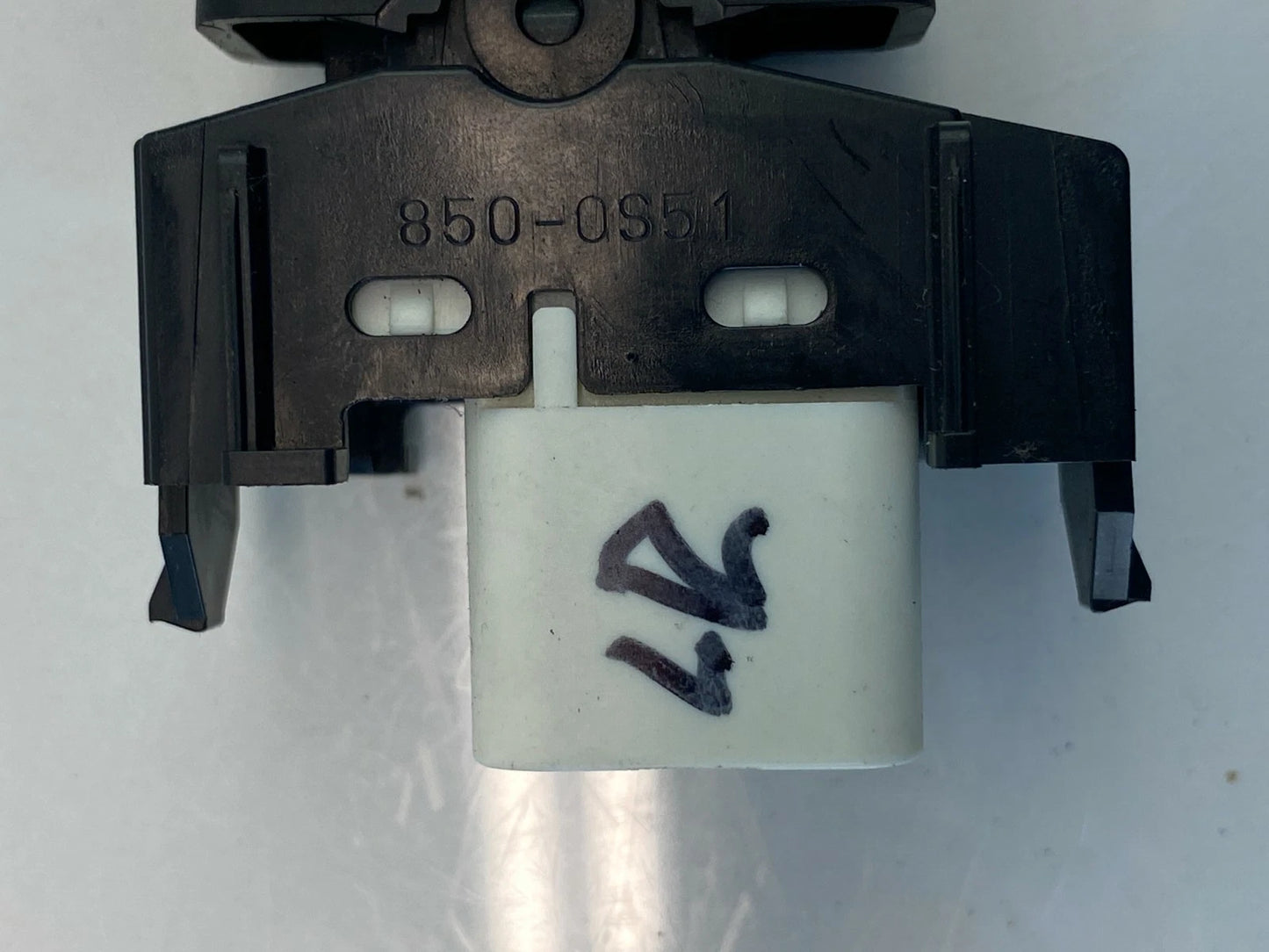 2005-2009 TOYOTA PRIUS FRONT RIGHT PASSENGER DOOR LOCK SWITCH BUTTON OEM