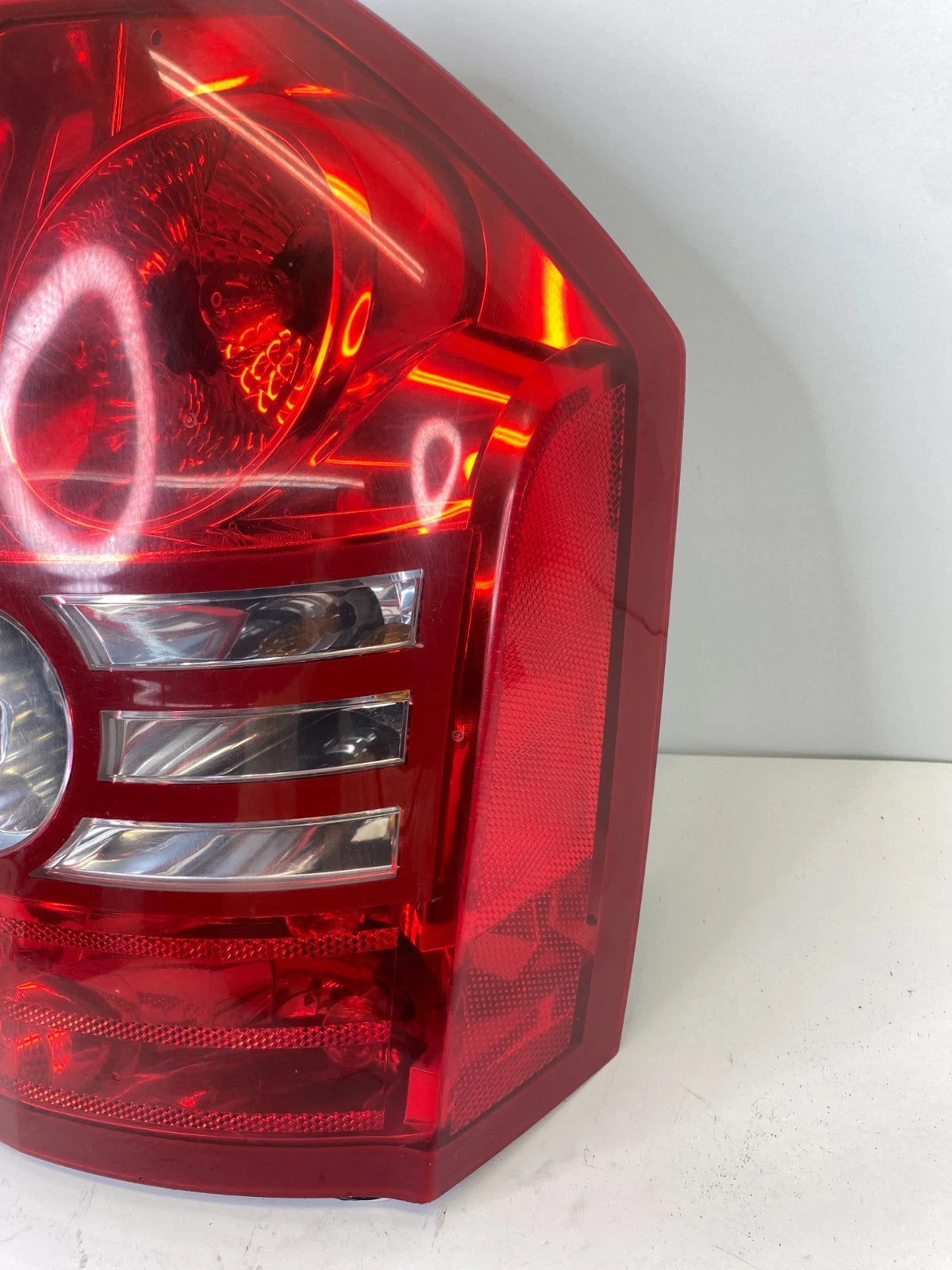 2008-2010 CHRYSLER 300 REAR RIGHT PASSENGER TAILLIGHT TAIL LAMP ASSEMBLY OEM