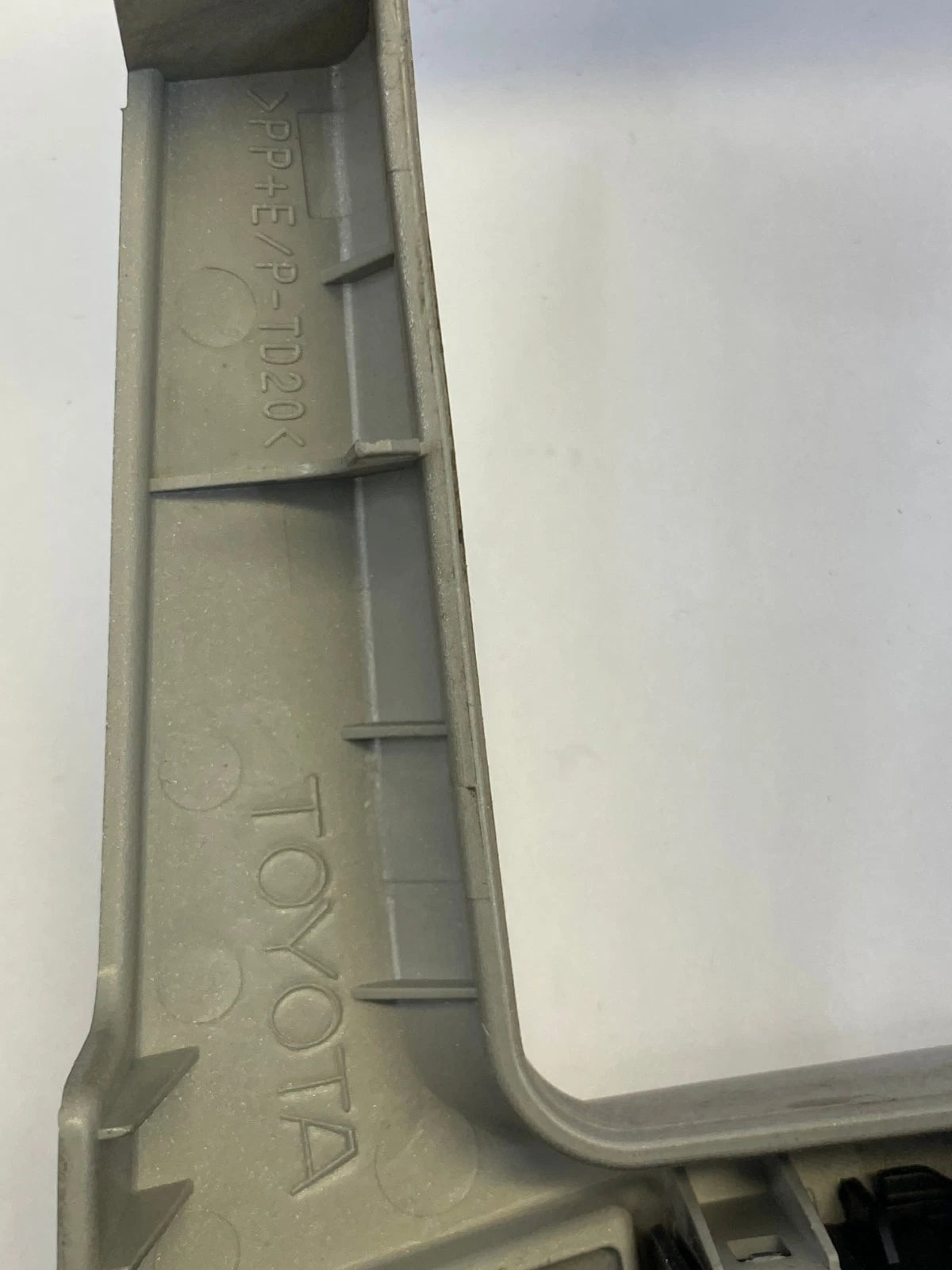 2009-2011 TOYOTA YARIS CENTER DASH RADIO BEZEL TRIM W/ AIR VENTS OEM 55405-52580