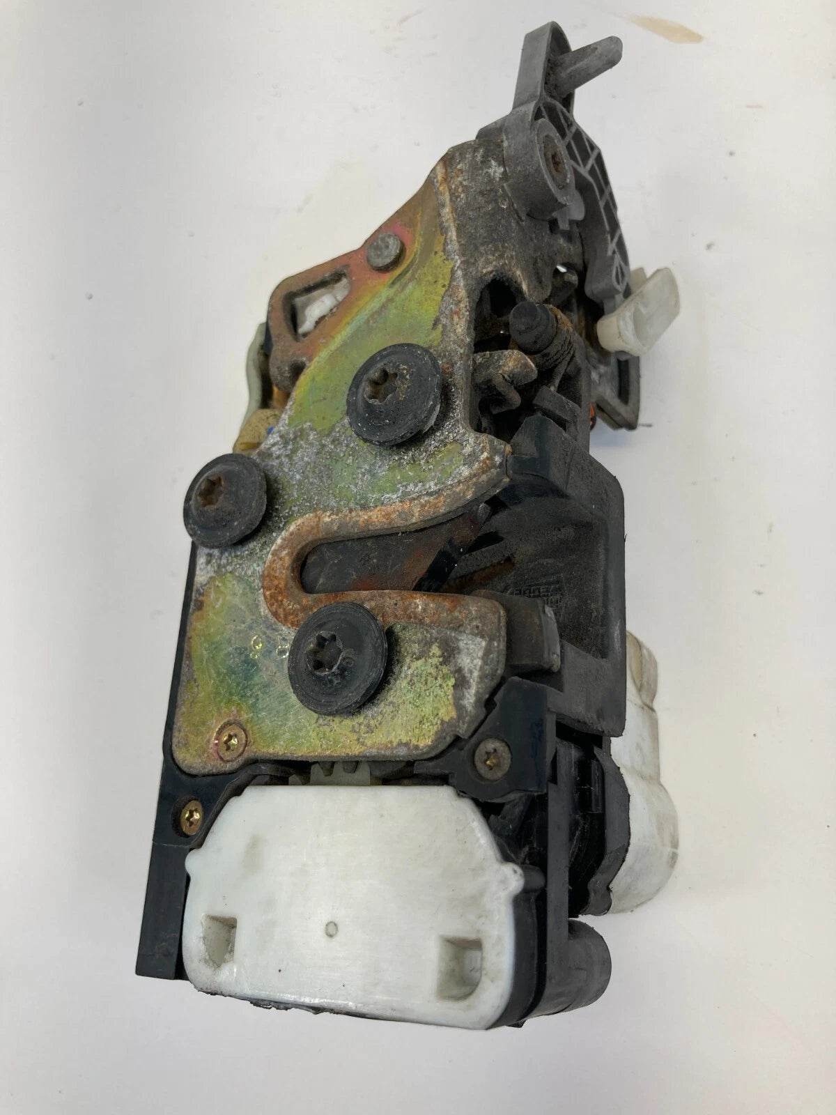 03-06 AVALANCHE 1500 TAHOE REAR RIGHT BACK SIDE DOOR LOCK LATCH ASSY 16872414
