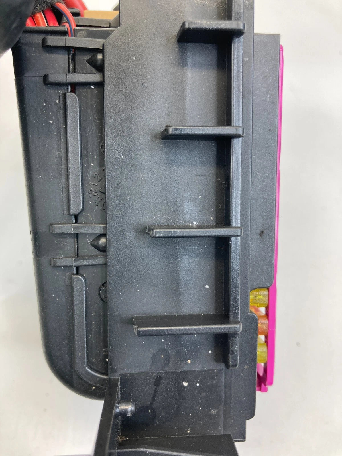 06 07 08 09 10 11 AUDI A6 FRONT JUNCTION RELAY FUSE BOX W/ BRACKET 4F1971845A