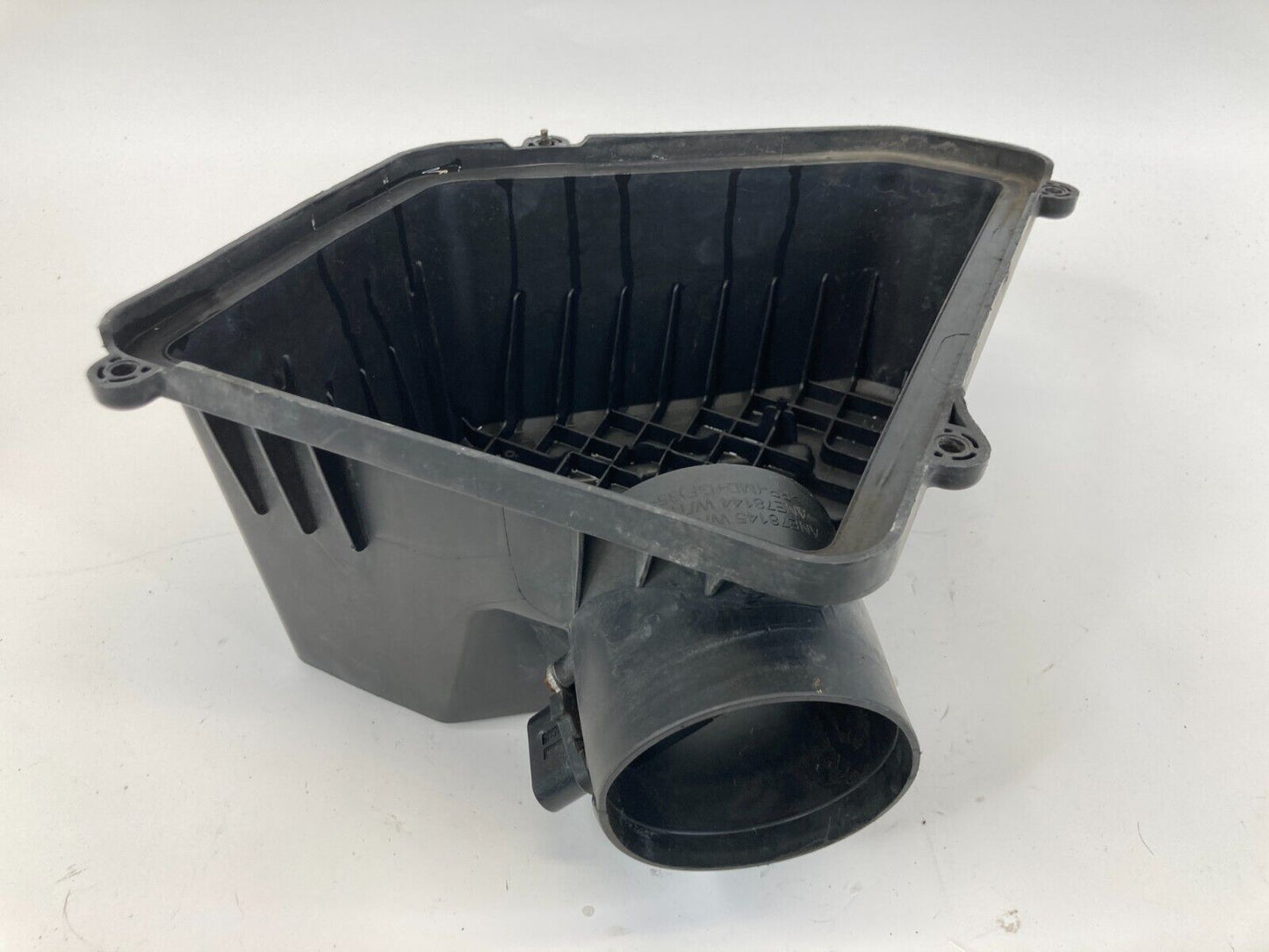 2010 2011 Chevrolet Equinox 2.4L Air Intake Filter Upper Cover Box OEM