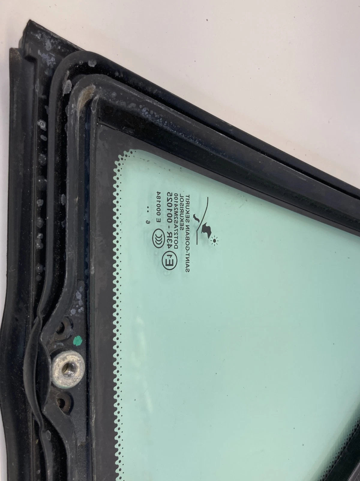 2003-2011 SAAB 9-3 SEDAN REAR RIGHT SIDE DOOR WINDOW GLASS VENT QUARTER PANEL