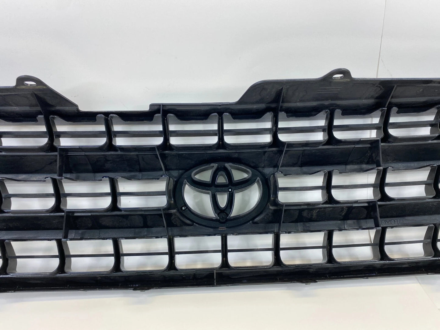 2001-2003 TOYOTA HIGHLANDER FRONT UPPER GRILL GRILLE W/ EMBLEM 53101-48060 OEM