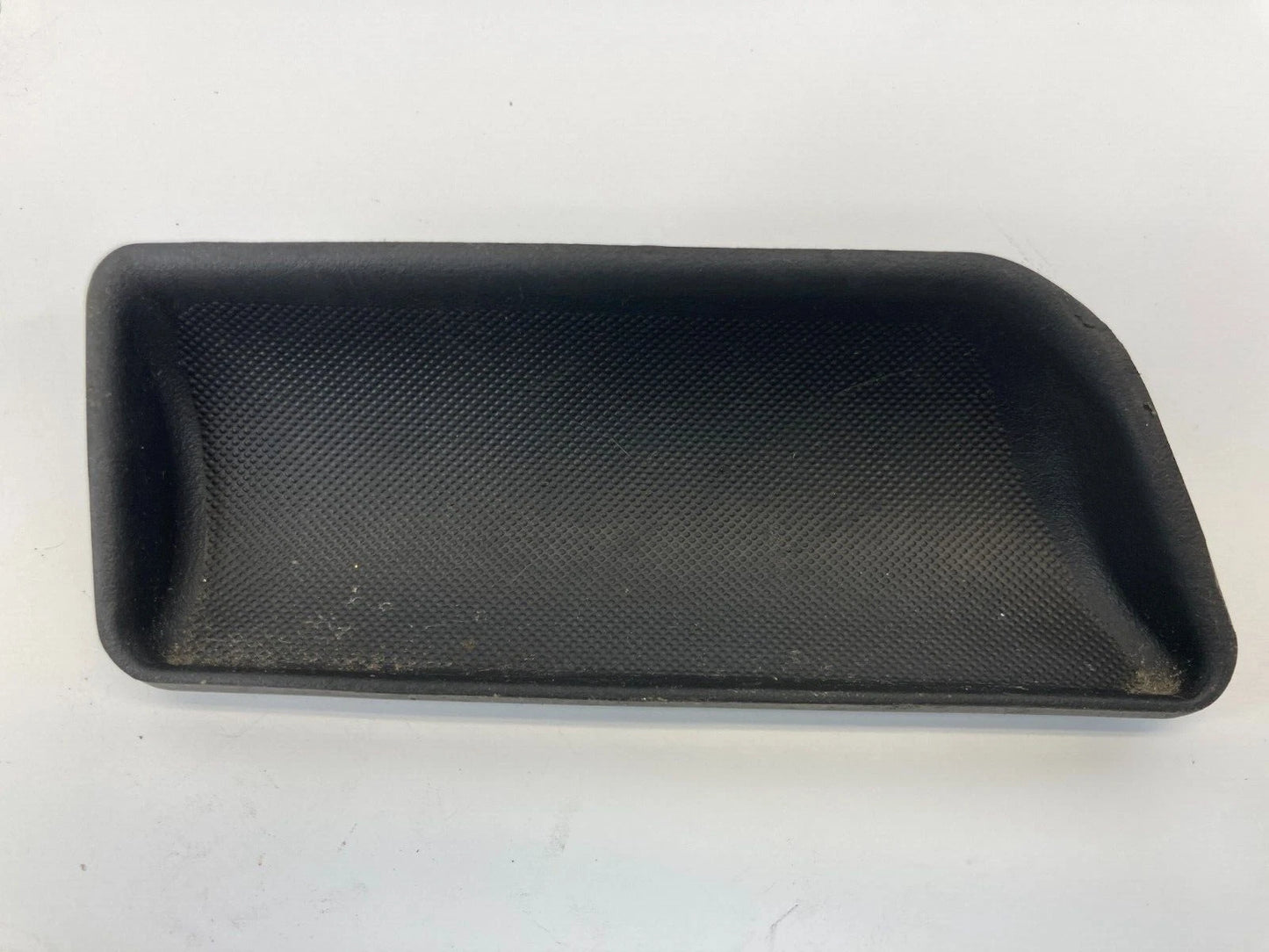 06-13 CHEVROLET IMPALA REAR RIGHT DOOR PANEL SCREW COVER CAP MAT TRIM 10352912