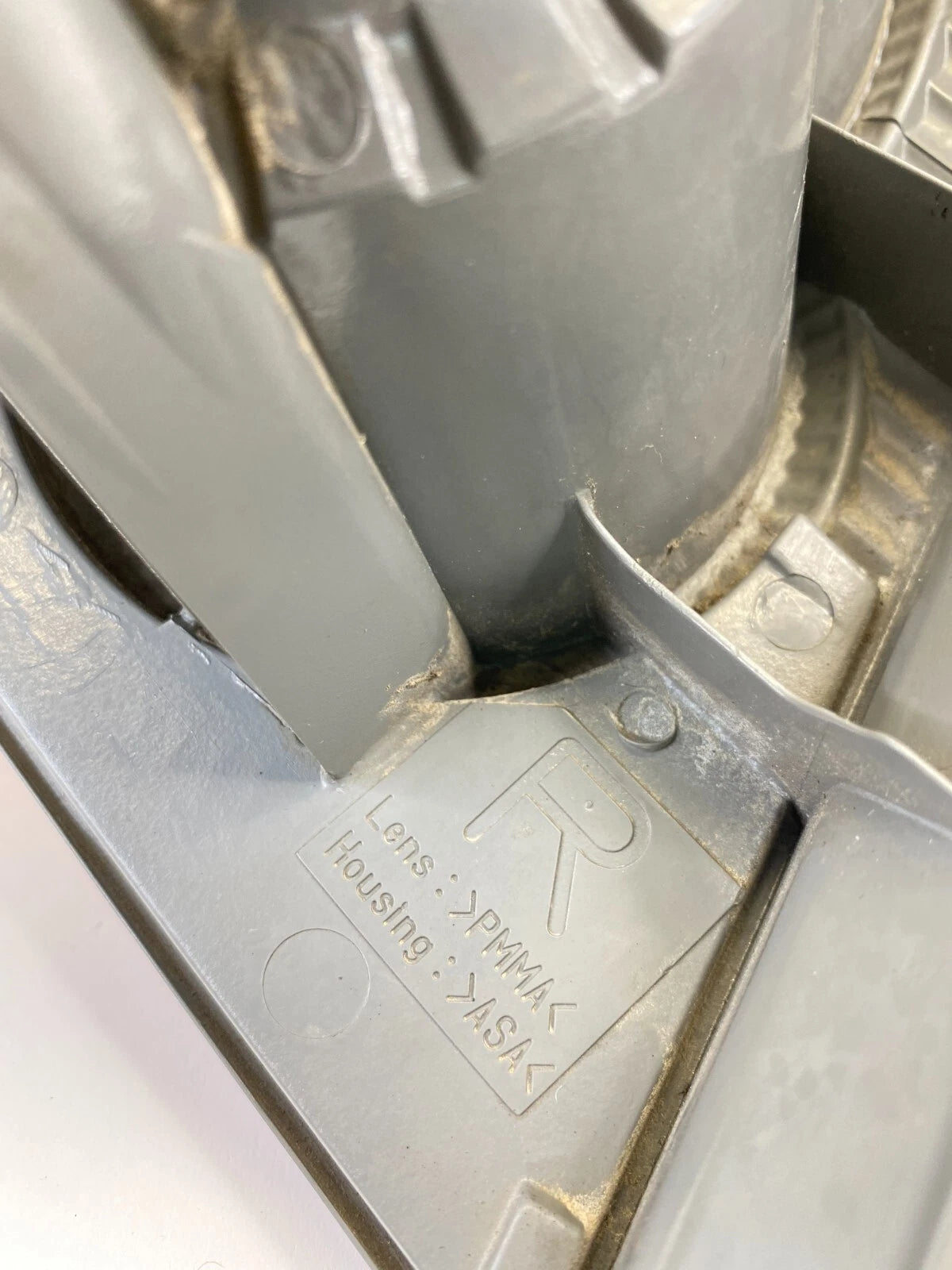 2005-2008 TOYOTA COROLLA REAR RIGHT SIDE OUTER TAIL LIGHT TAILLIGHT LAMP OEM