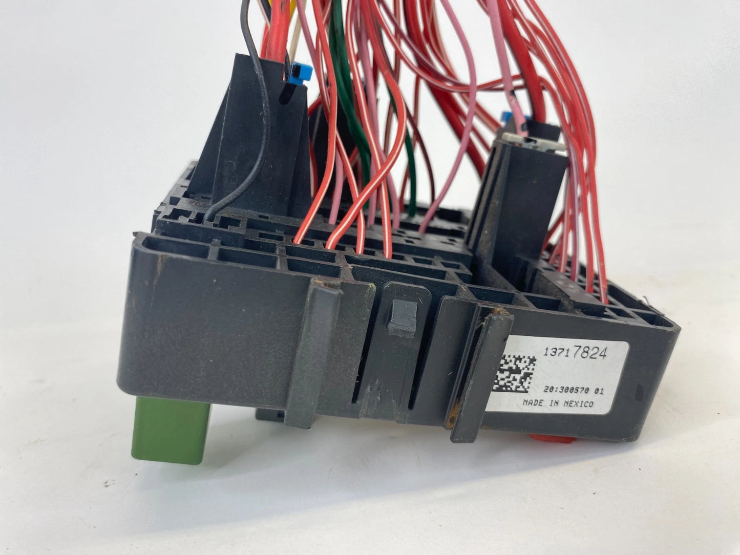 2010-2015 CHEVROLET EQUINOX 2.4L AT INTERIOR UNDER CABIN FUSE RELAY BOX 13717824