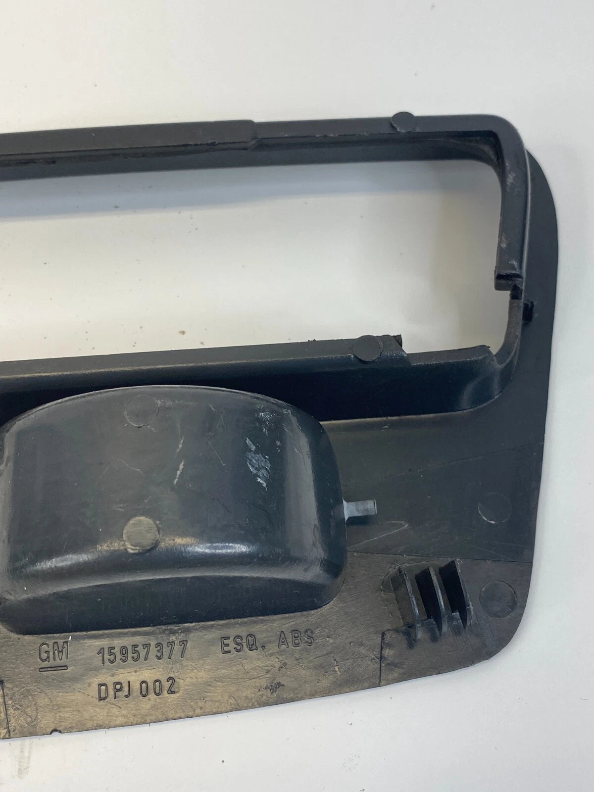 1998-2004 CHEVROLET S10 INNER DOOR REAR LEFT HANDLE SURROUND BEZEL 15957377 OEM