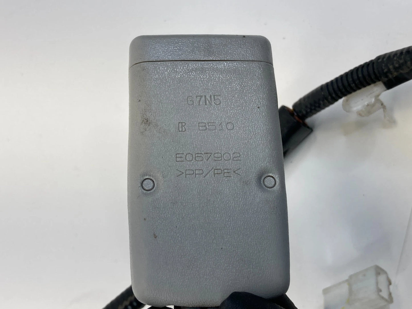 2004-2009 LEXUS RX330 RX350 FRONT LEFT SIDE SEAT BELT BUCKLE GRAY E067902 OEM