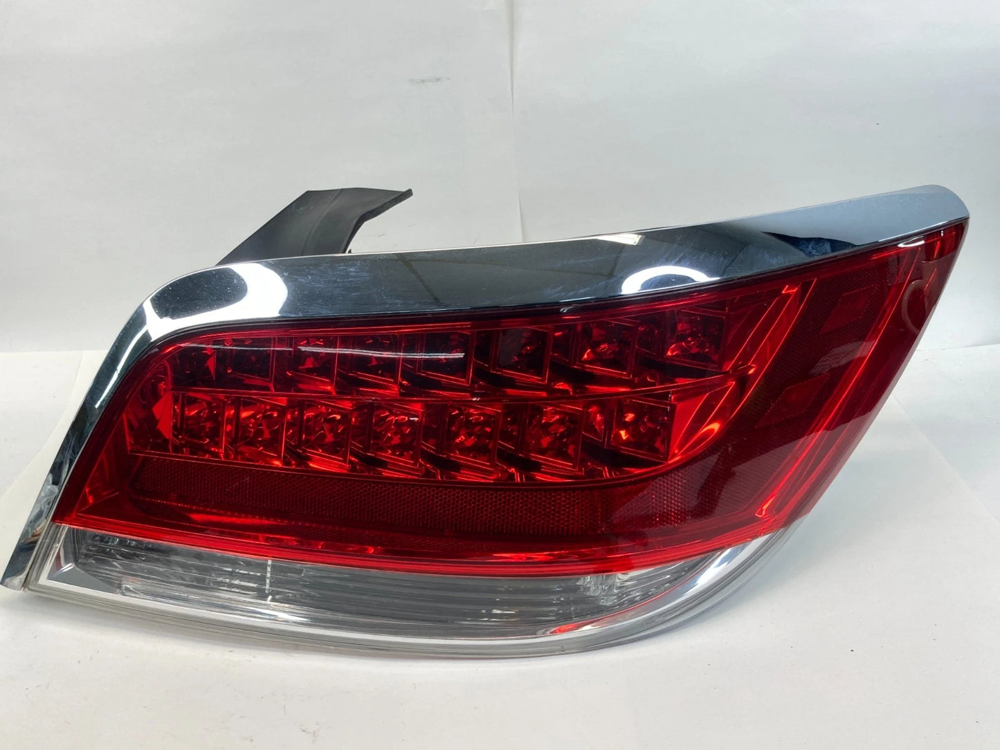2010-2013 BUICK LACROSSE REAR RIGHT PASSENGER SIDE TAIL LIGHT TAILLIGHT OEM