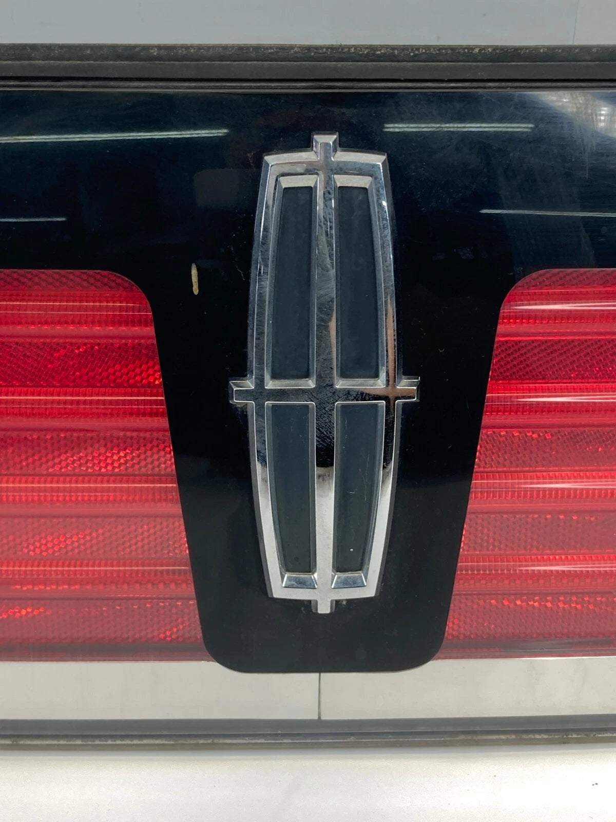 2007-2010 LINCOLN MKX CENTER TAILGATE TAIL LIGHT PANEL ASSY 7A1Z-13A565A OEM