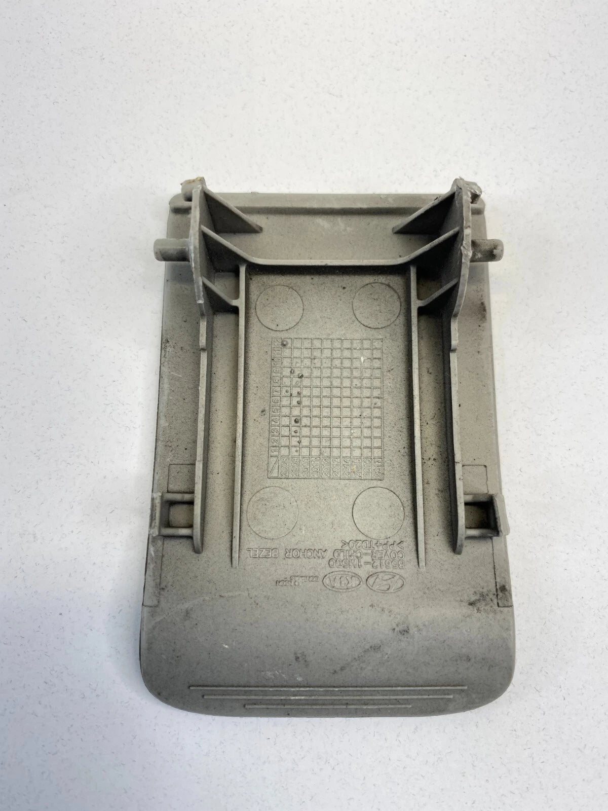 10 11 12 13 KIA FORTE SEDAN REAR CHILD ANCHOR COVER TRIM BEZEL 85612-1M500 OEM