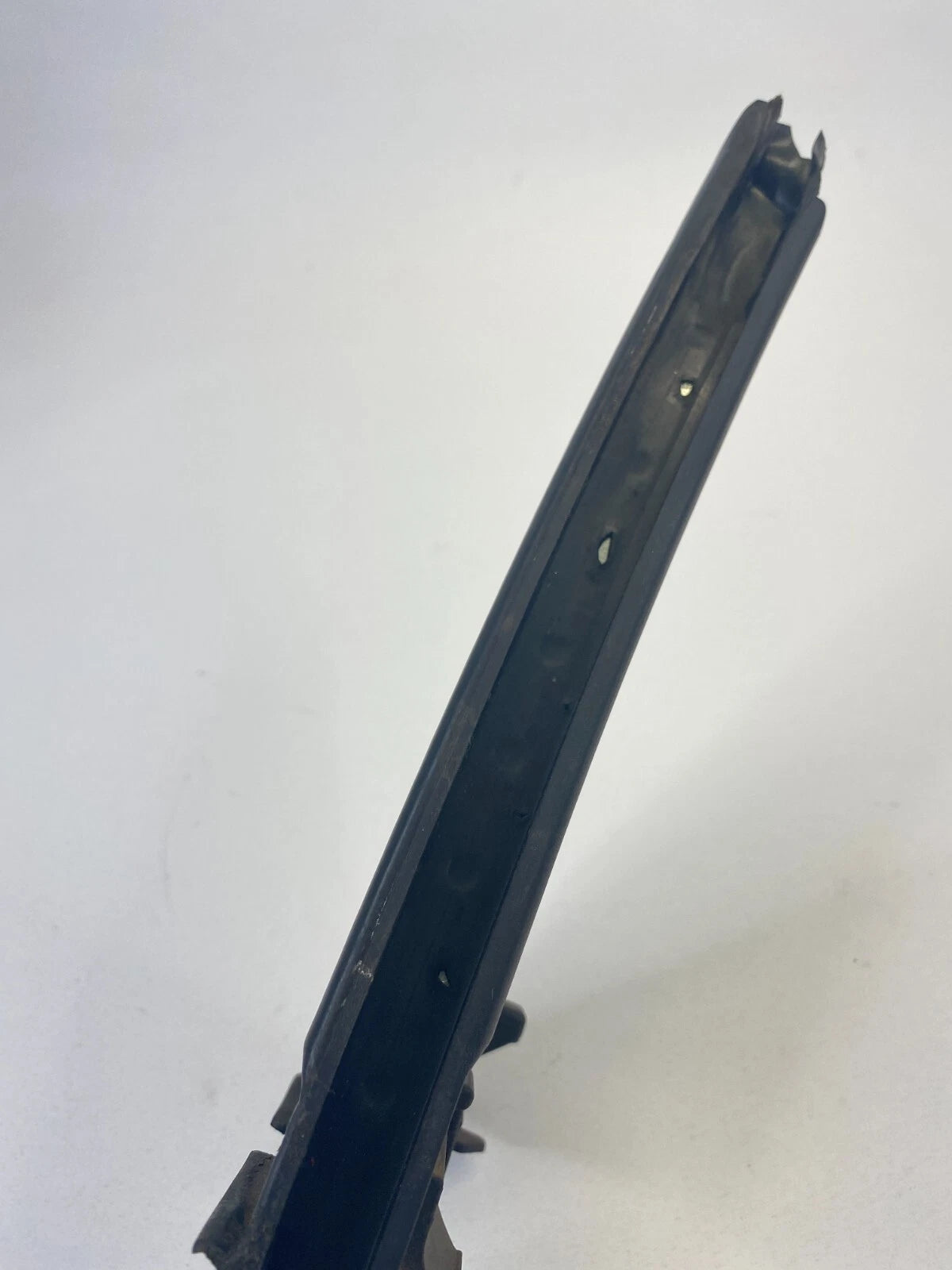 03-08 TOYOTA MATRIX REAR RIGHT EXTERIOR CORNER COVER DIVIDER SEAL 67487-01030