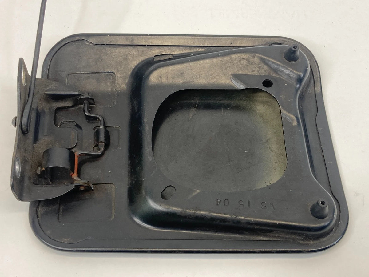 05-08 MAGNUM 05-10 CHRYSLER 300 RR FUEL FILLER DOOR GAS TANK LID COVER BLACK OEM