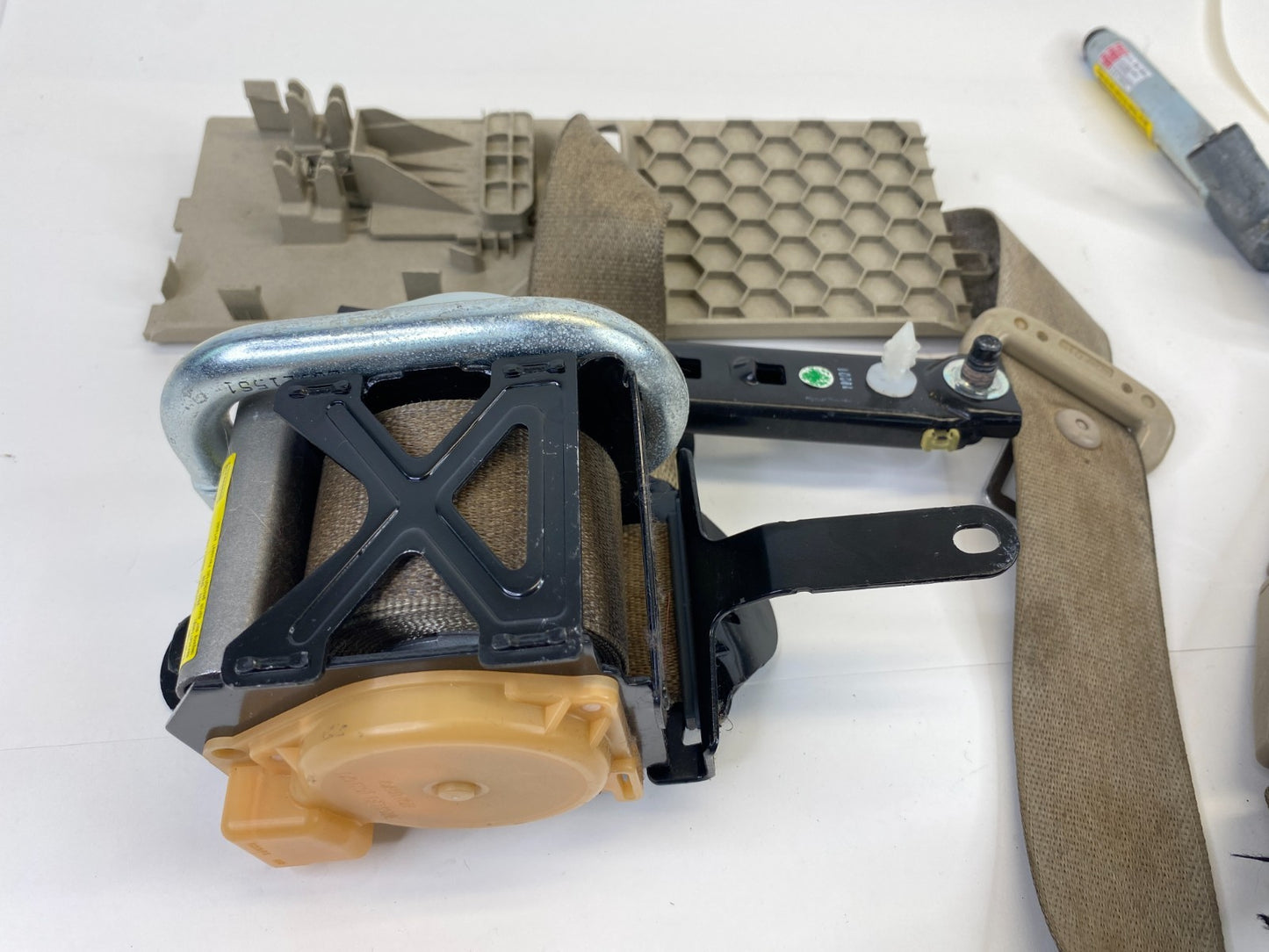 2011-2017 Buick Regal Front Left Driver Side Seat Belt Retractor 315671560 OEM