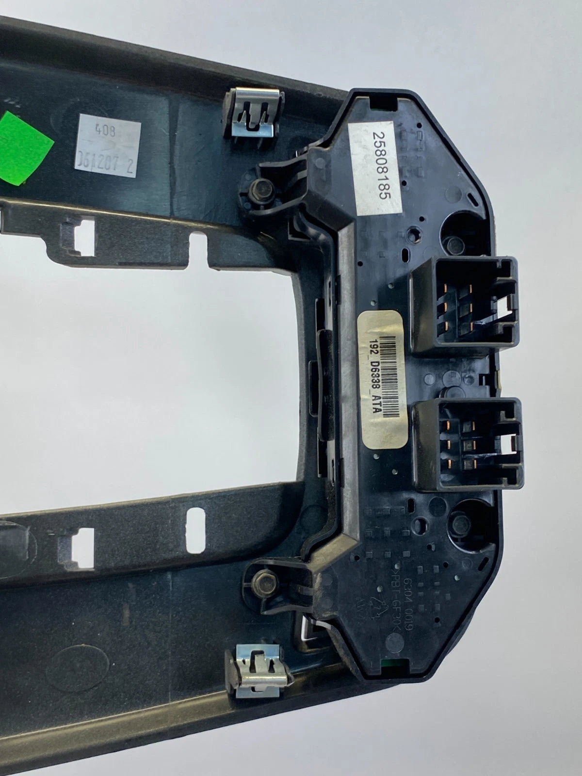07-09 PONTIAC TORRENT CENTER DASH RADIO CLIMATE SHIFTER BEZEL TRIM 25808185 OEM