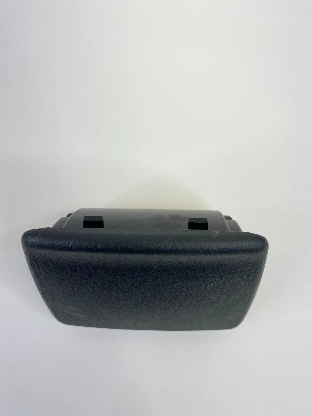 04 05 TOYOTA RAV4 CENTER CONSOLE REAR ASHTRAY RECEPTABLE RETAINER 74135-20090
