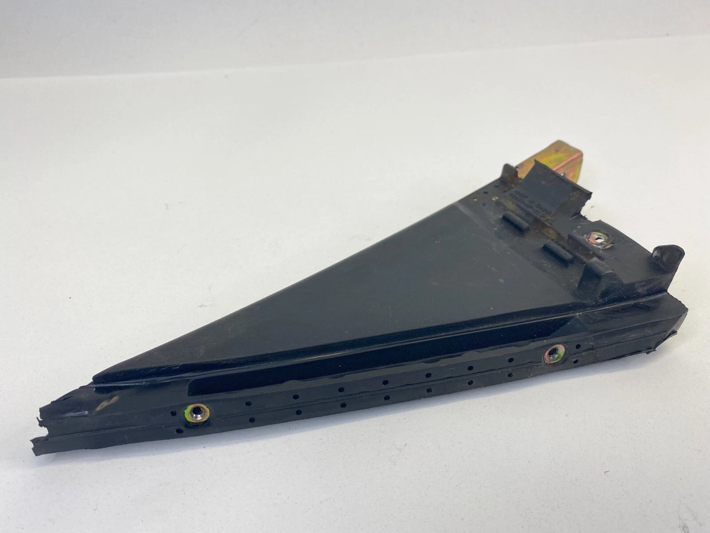 03-08 TOYOTA MATRIX REAR LEFT SIDE EXTERIOR CORNER COVER DIVIDER SEAL 6748801030