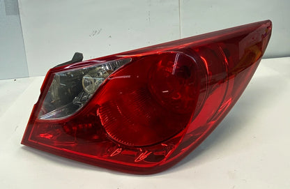 2011-2014 HYUNDAI SONATA TAILLIGHT LAMP RH PASSENGER OUTER OEM FACTORY 92402-3Q