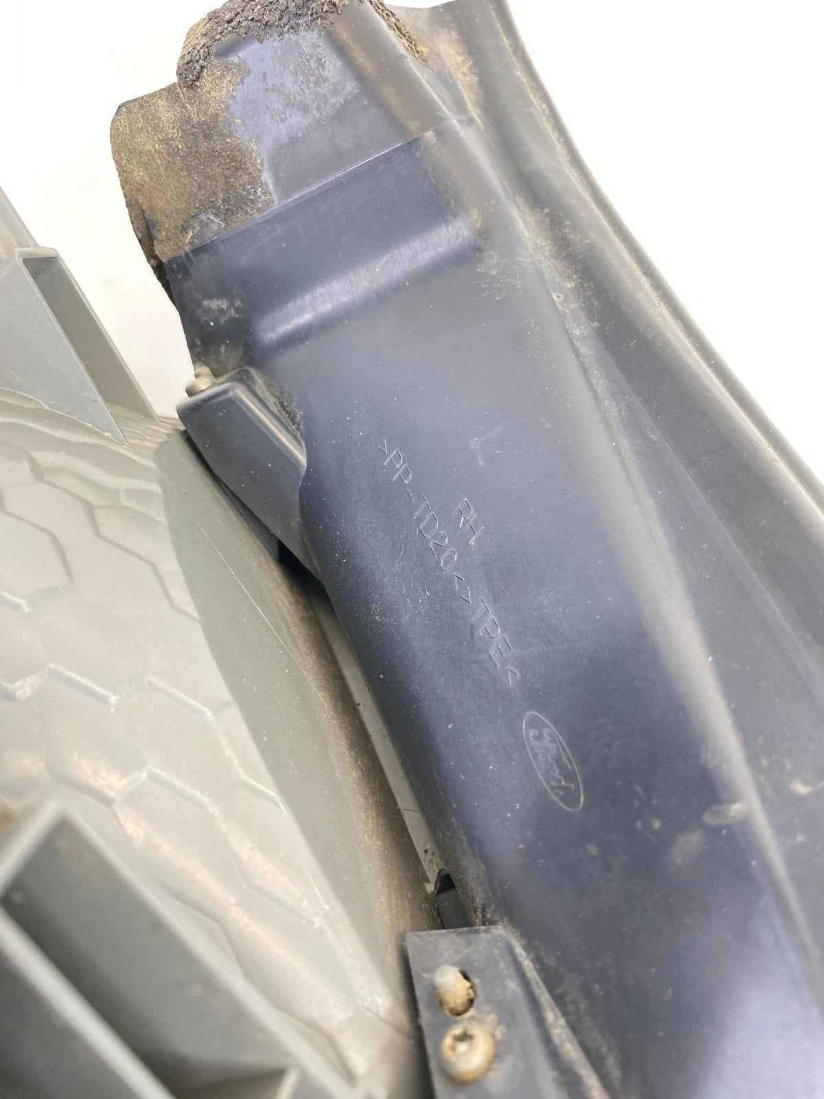 2013-2019 FORD TAURUS INTERCEPTOR SEDAN RIGHT SIDE OUTER TAILLIGHT LAMP ASSY OEM