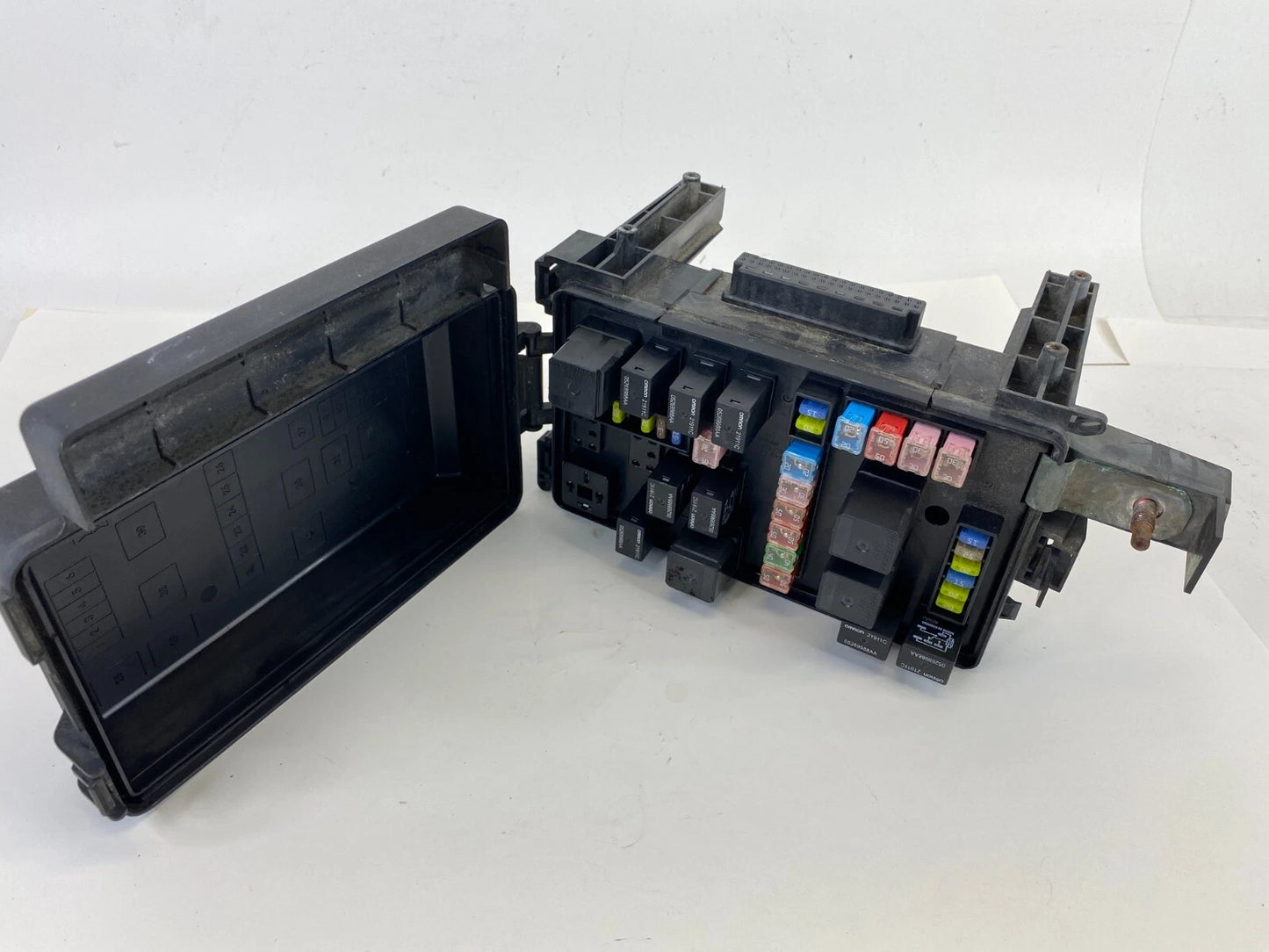 2005 DODGE MAGNUM 3.5L FUSE BOX RELAY BOX COMPARTMENT W/ CAP 7140-1914-30 OEM
