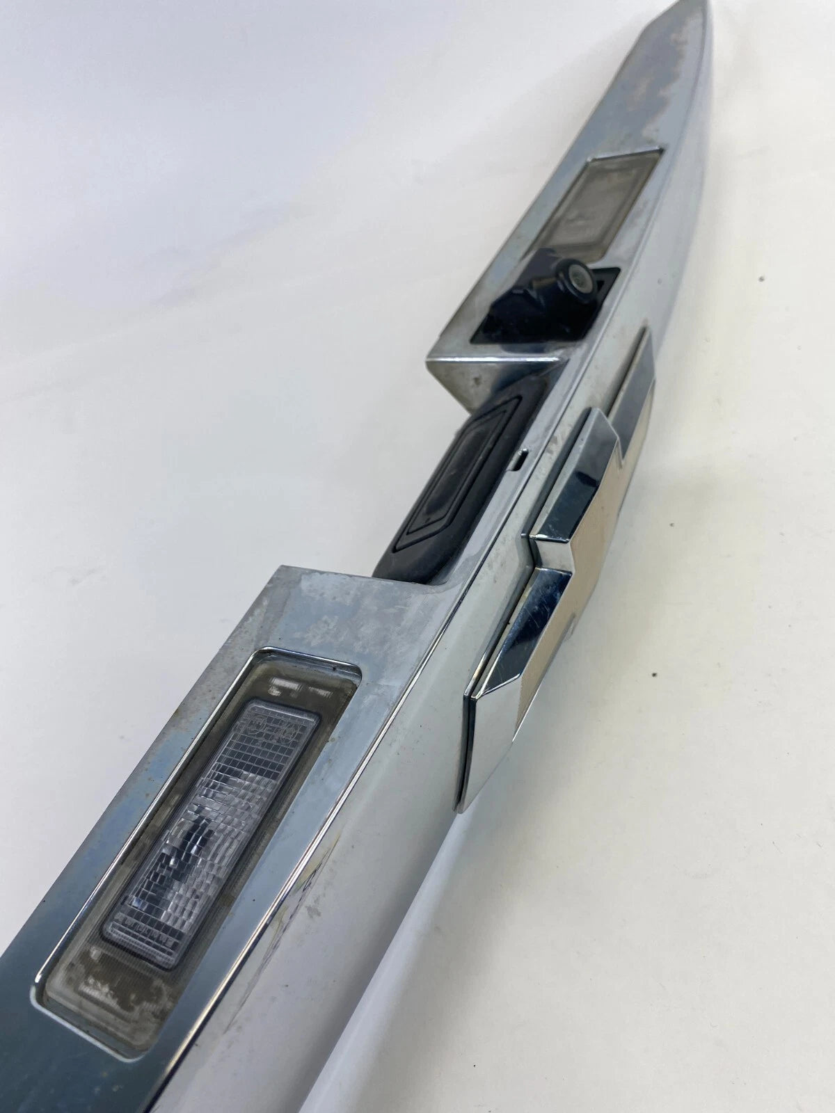 10-15 CHEVROLET EQUINOX LIFTGATE DECK LID APPLIQUE MOLDING W/ CAMERA 22869811