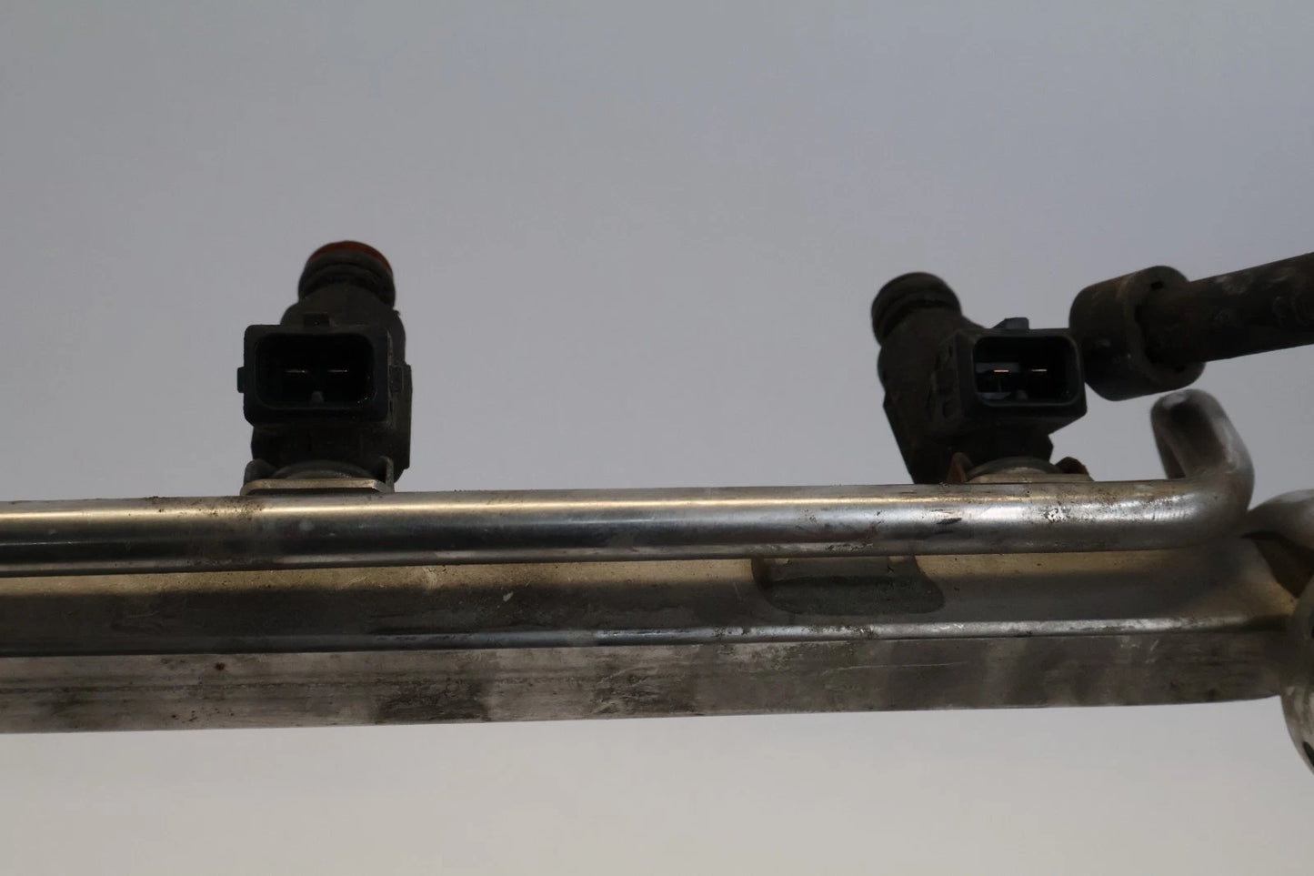 2002-2004 VOLKSWAGEN JETTA AT FUEL INJECTION RAIL W/ INJECTORS 06A-133-681-B