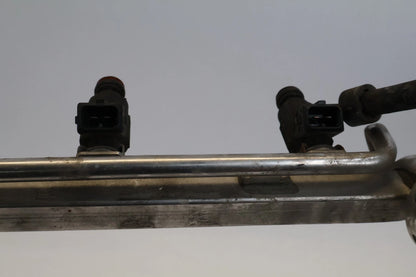 2002-2004 VOLKSWAGEN JETTA AT FUEL INJECTION RAIL W/ INJECTORS 06A-133-681-B