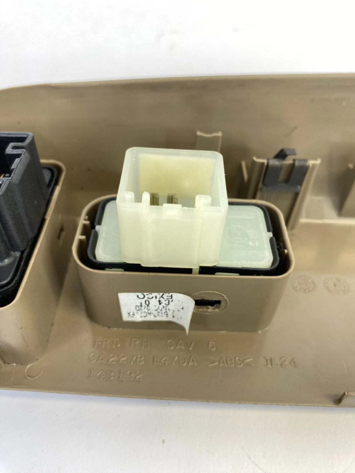 2002-2005 FORD EXPLORER FRONT RIGHT SIDE DOOR POWER WINDOW SWITCH W / BEZEL OEM