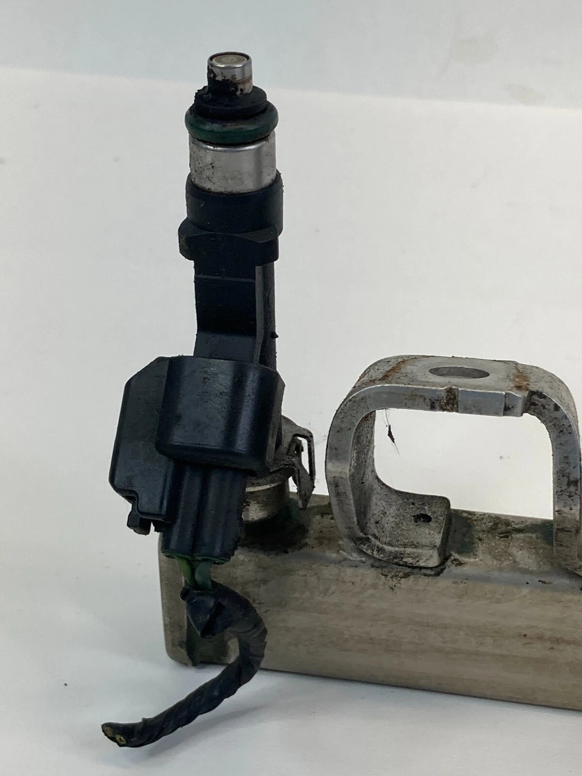 08-11 FORD FOCUS 13-20 FUSION AT FUEL INJECTION RAIL W/ INJECTORS 4M5G9D280D OEM