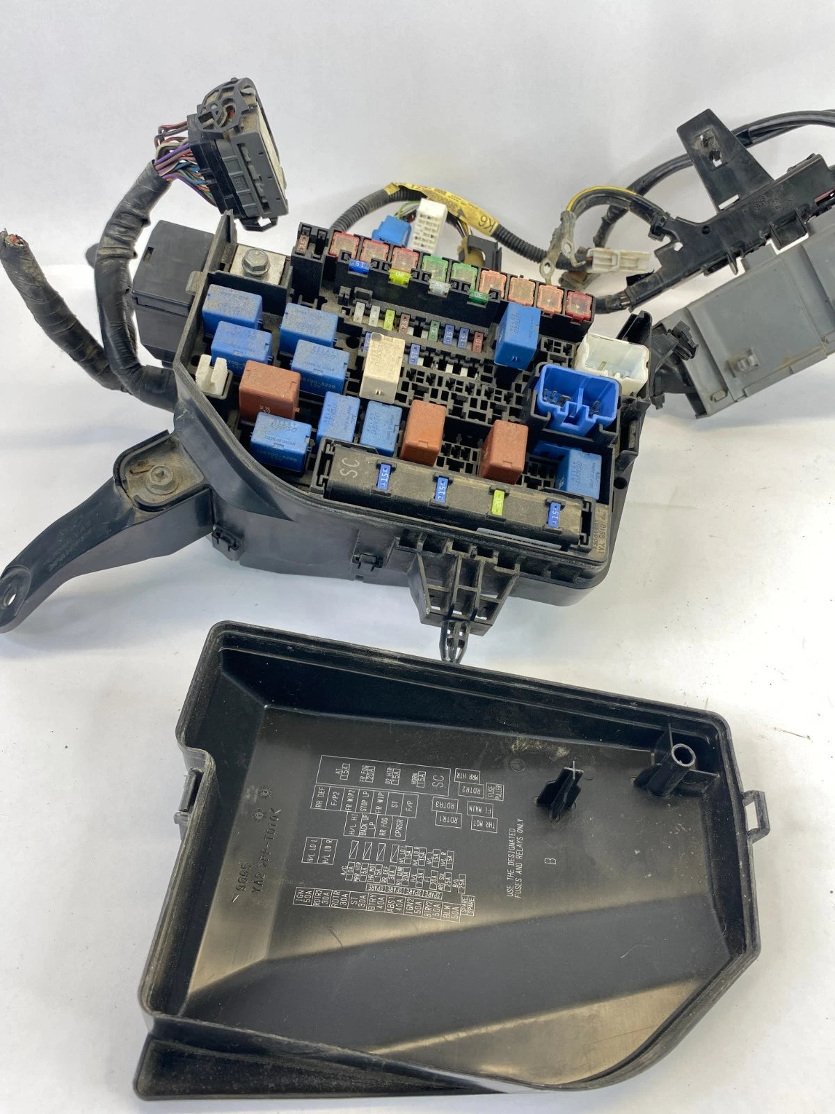 2010-2013 SUZUKI KIZASHI SE ENGINE FUSE BOX JUNCTION BLOCK UNIT 36068-57L60 OEM