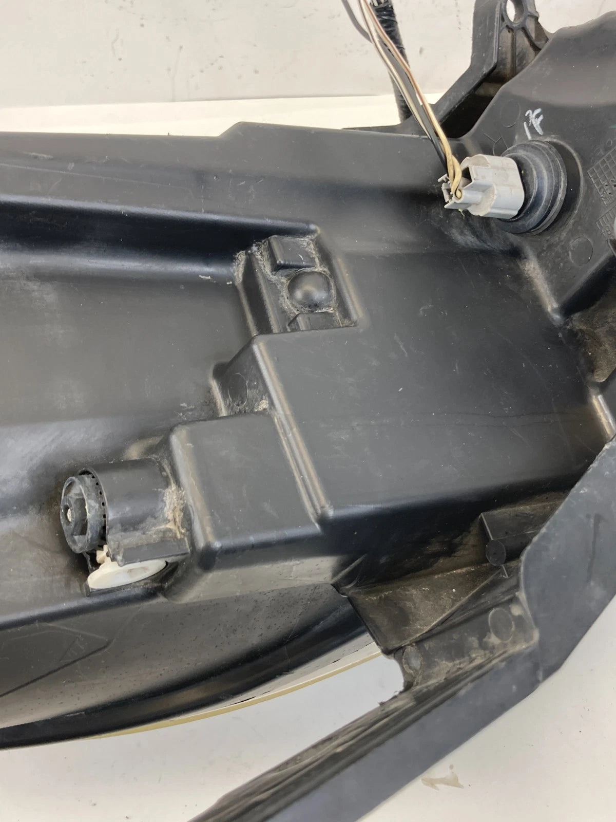 2013-2015 Dodge Dart Right Passenger Side Headlight Headlamp Halogen 68085140AK