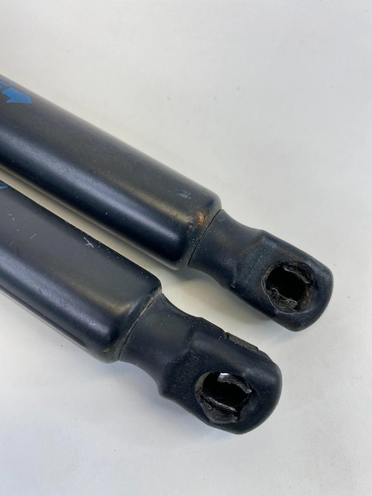 09-11 DODGE JOURNEY REAR LIFTGATE TRUNK HATCH LIFT CYLINDER SUPPORT 05178293AC