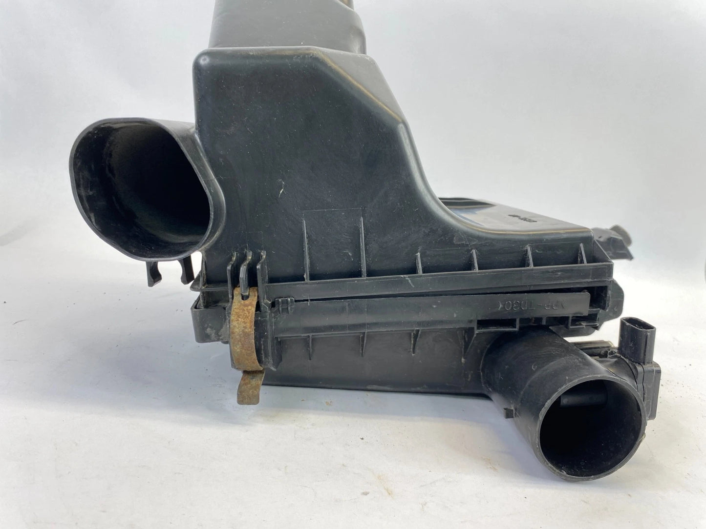 2010-2015 TOYOTA PRIUS AIR CLEANER FILTER BOX UPPER AND LOWER OEM 17701-37170