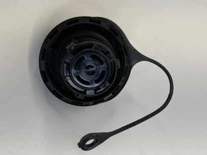 96-04 MERCURY GRAND MARQUIS FORD CROWN VICTORIA FUEL FILLER TANK GAS LID COVER
