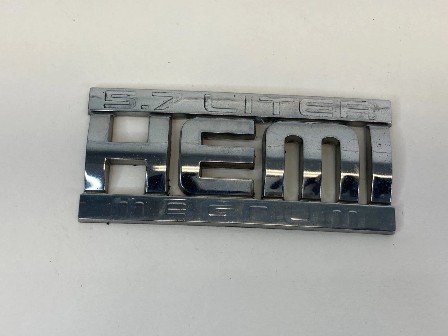 03-05 DODGE RAM 2500 5.7L HEMI MANGUM LEFT OR RIGHT EMBLEM NAMEPLATE 55077661AA